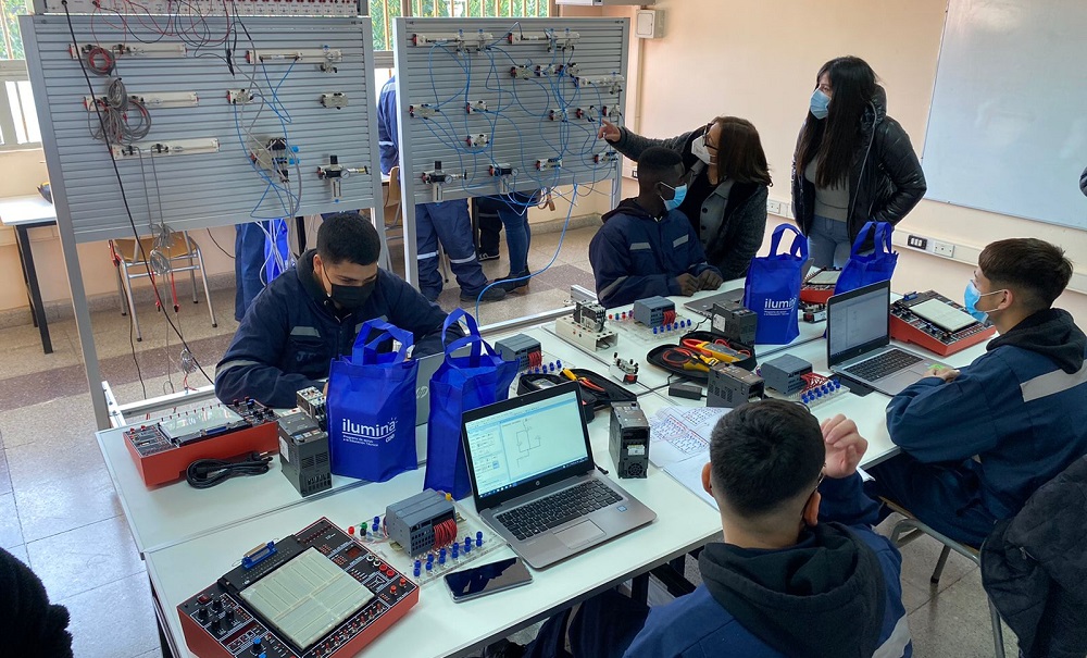 Programa Ilumina de CGE  habilita laboratorio de Electricidad y Automatización en Centro Educacional Clara Solovera de San Bernardo